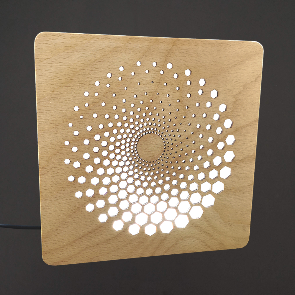 Dřevěná lampička s motivem spirály, velikost 20 cm, s LED osvětlením s trafem na 12V