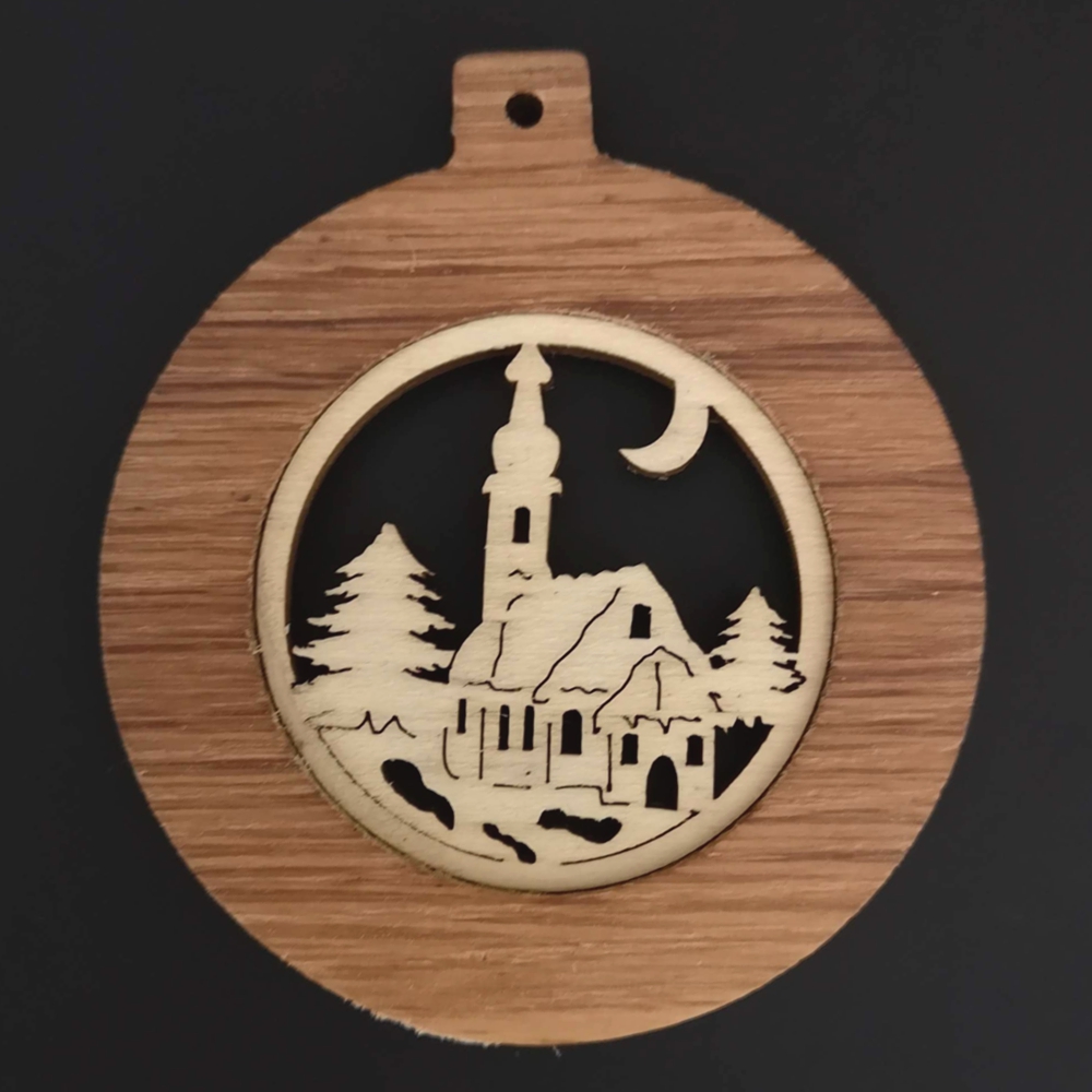 Dřevěná ozdoba z masivu s vkladem - koule s kostelem 8 cm