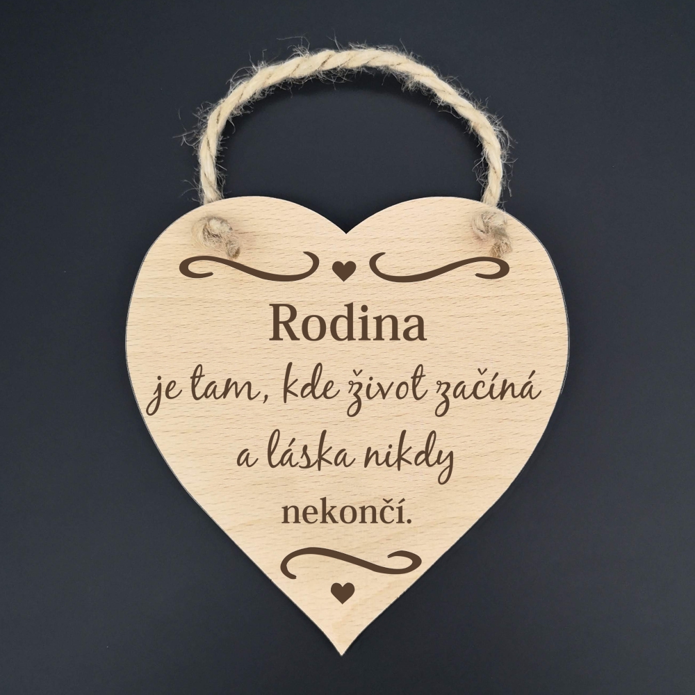 Dřevěné srdce s nápisem Rodina je tam, kde život začíná..., masivní dřevo, 16x15 cm